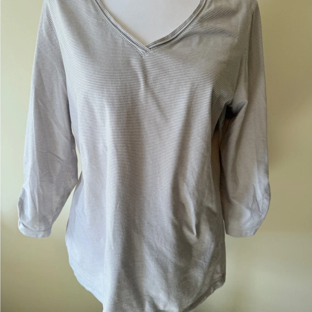 Eddie Bauer women’s set of 4 large shirts - Picture 5 of 15